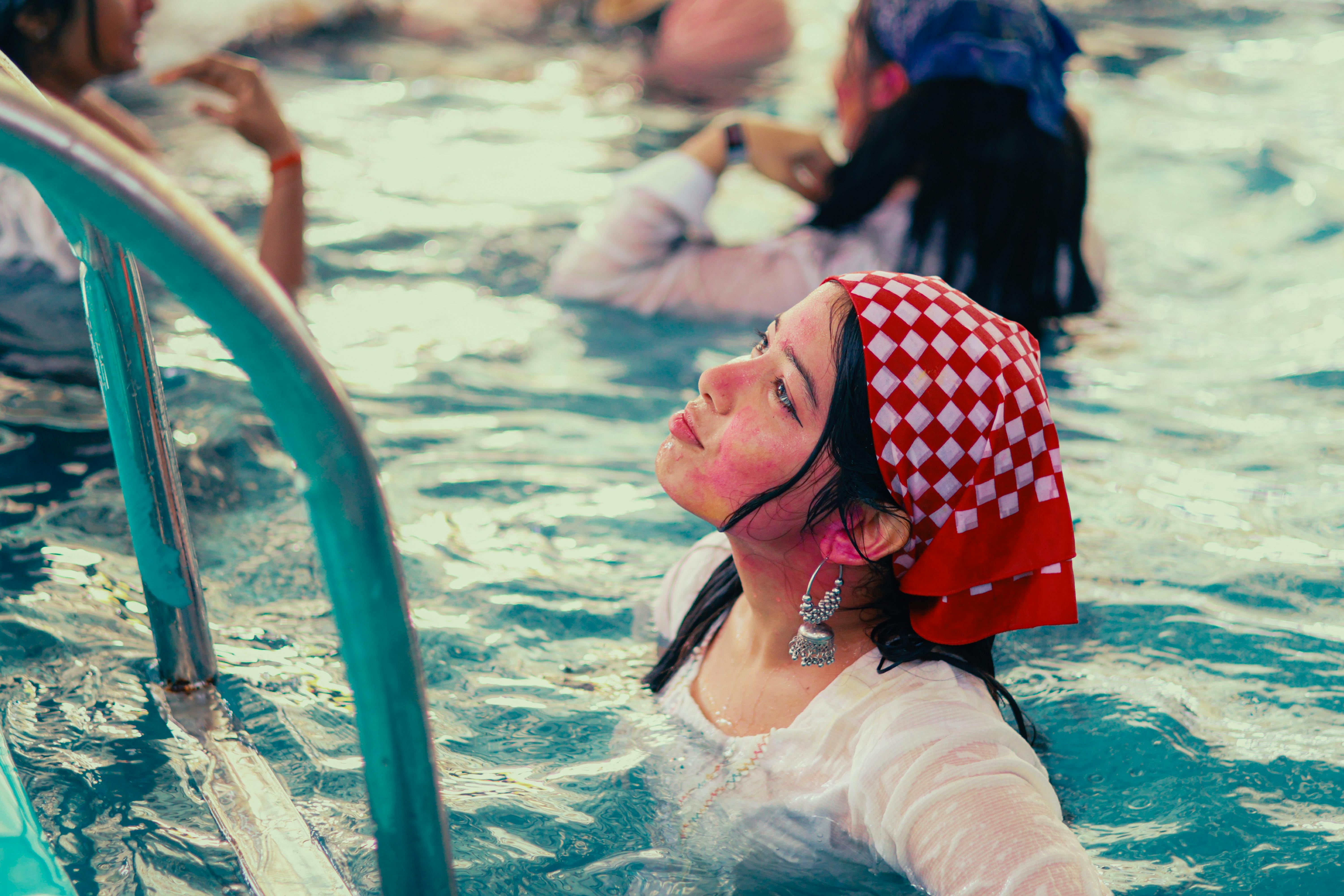 霓虹回声：动作与浪漫的交错海报